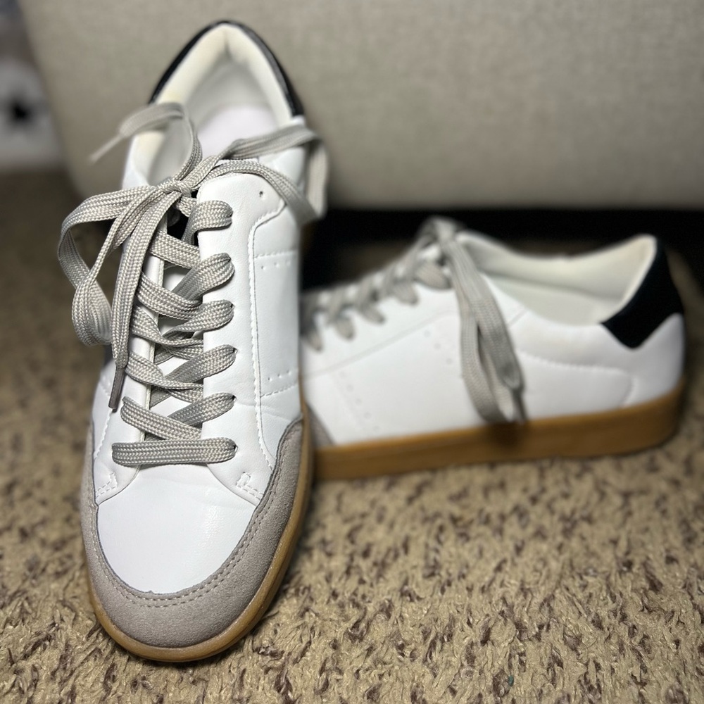 Size: 9 Women’s Boutique tennis shoes.